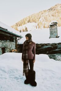 Урт ханцуйтай, судалтай нэхмэл цамц
