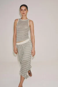 Босоо судалтай, тэгш бус хэмт юбка