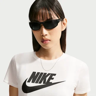 NIKE スポーツウェア エッセンシャル — ウィメンズ ロゴ Tシャツ