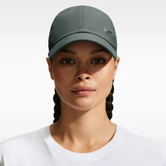 NIKE Dri-FIT クラブ — アンストラクチャード メタル スウッシュ キャップ