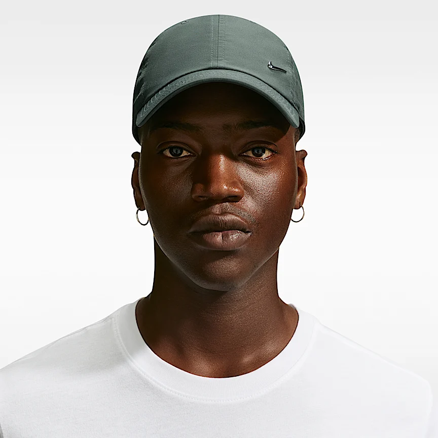 NIKE Dri-FIT クラブ — アンストラクチャード メタル スウッシュ キャップ - Image 3