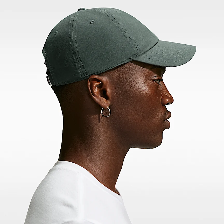 NIKE Dri-FIT クラブ — アンストラクチャード メタル スウッシュ キャップ - Image 4