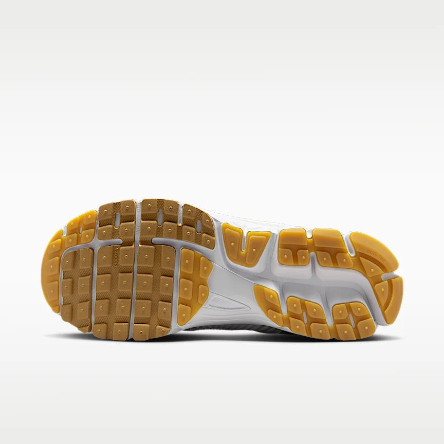 NIKE ズーム ボメロ 5 — ウィメンズシューズ リフレクティブ (再帰反射) アクセント付き - Image 2