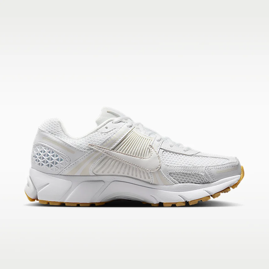 NIKE ズーム ボメロ 5 — ウィメンズシューズ リフレクティブ (再帰反射) アクセント付き - Image 3