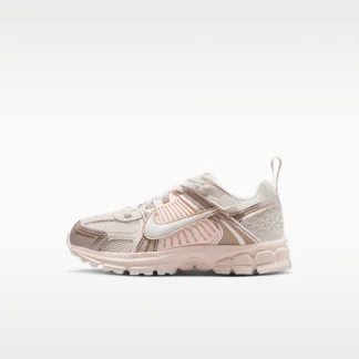 NIKE ボメロ 5 — リトルキッズシューズ リフレクティブ（再帰反射）デザインのアクセント付き