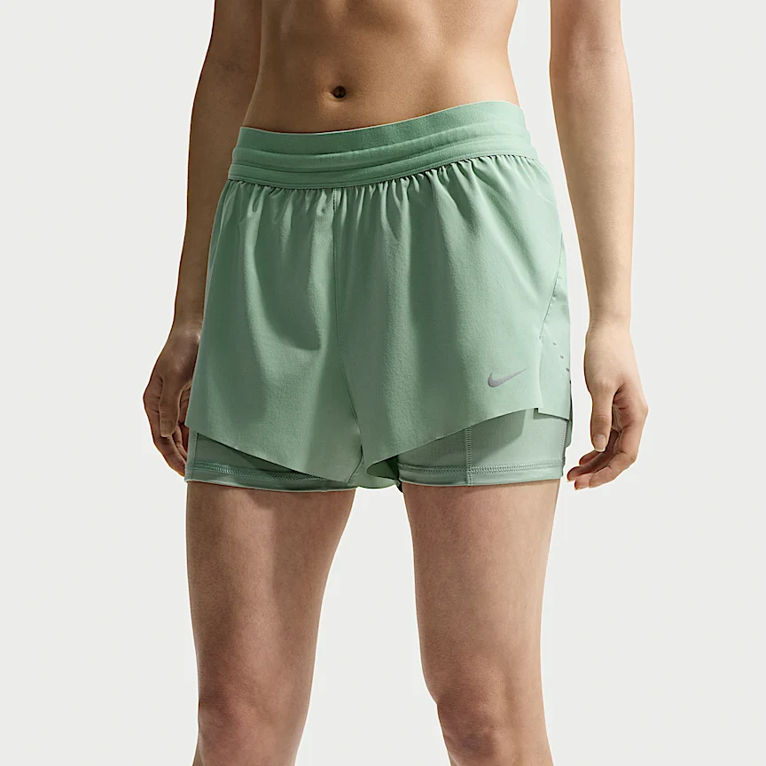 NIKE スウィフト — ウィメンズ Dri-FIT ミッドライズ 2イン1 ランニングショートパンツ - Image 2
