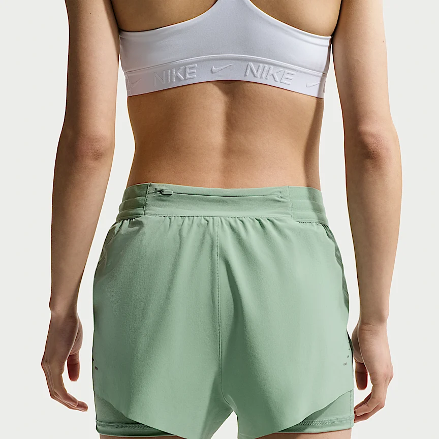 NIKE スウィフト — ウィメンズ Dri-FIT ミッドライズ 2イン1 ランニングショートパンツ - Image 3