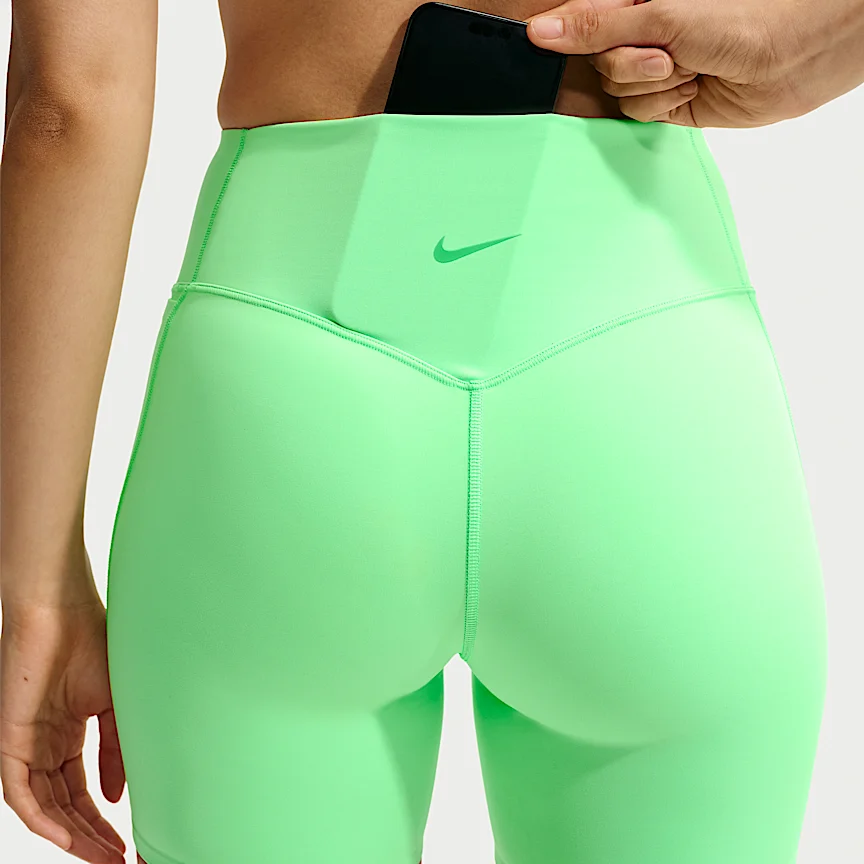 NIKE ユニバーサ — ウィメンズ ハイウエスト 13cm バイカーショートパンツ フロントシームなし - Image 6