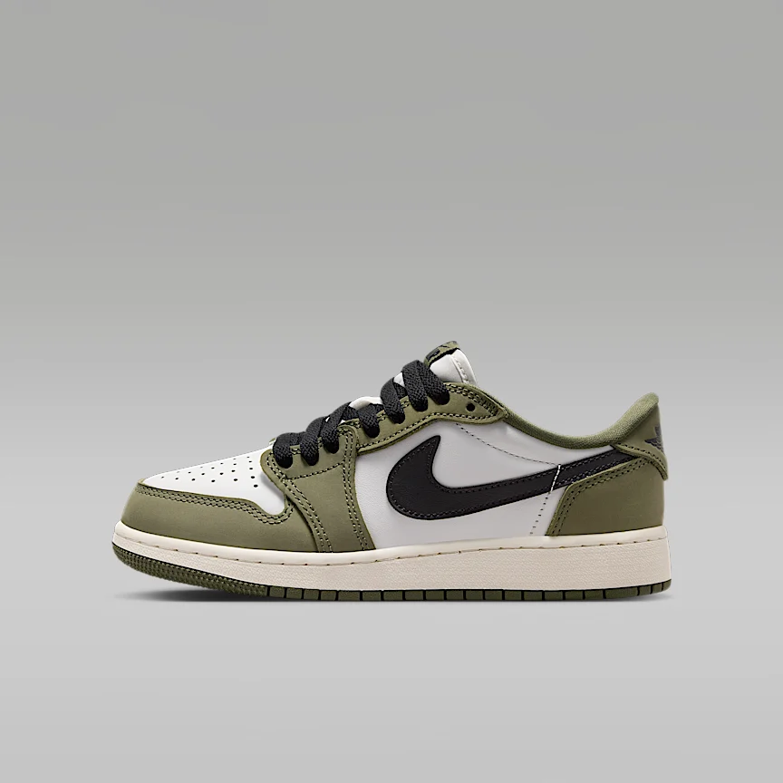 NIKE エア ジョーダン 1 レトロ LOW "Medium Olive and Summit White" — ジュニアシューズ