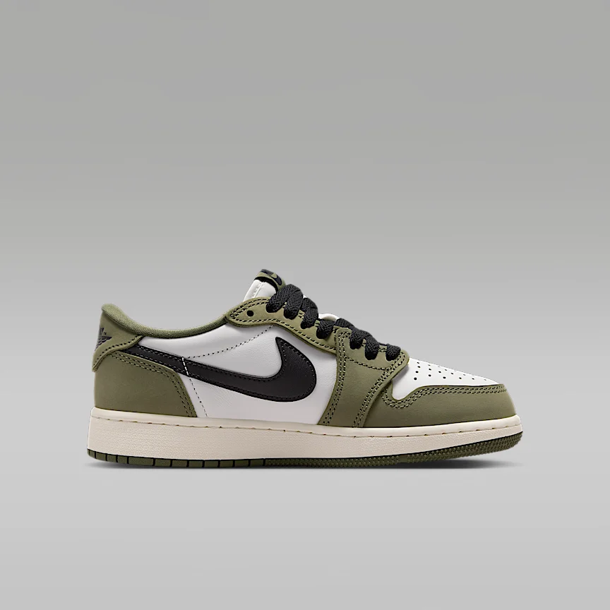 NIKE エア ジョーダン 1 レトロ LOW "Medium Olive and Summit White" — ジュニアシューズ - Image 3