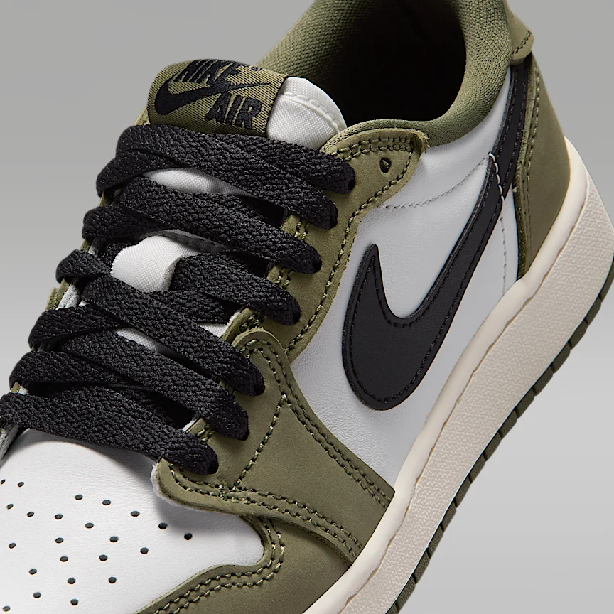 NIKE エア ジョーダン 1 レトロ LOW "Medium Olive and Summit White" — ジュニアシューズ - Image 7