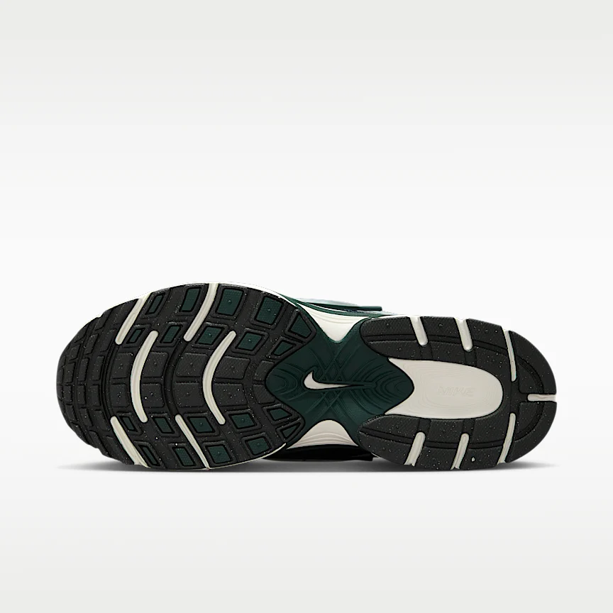 NIKE V5 RNR — ウィメンズシューズ リフレクティブ (再帰反射) アクセント付き - Image 2