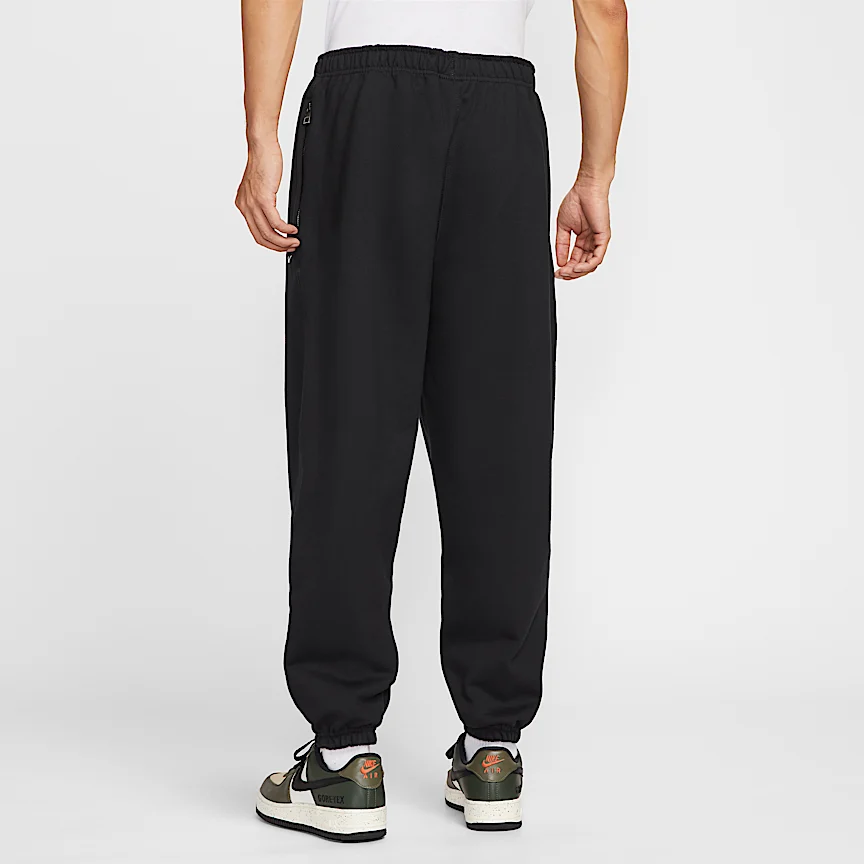 NIKE ソロ スウッシュ — メンズ カフド フリース パンツ - Image 2