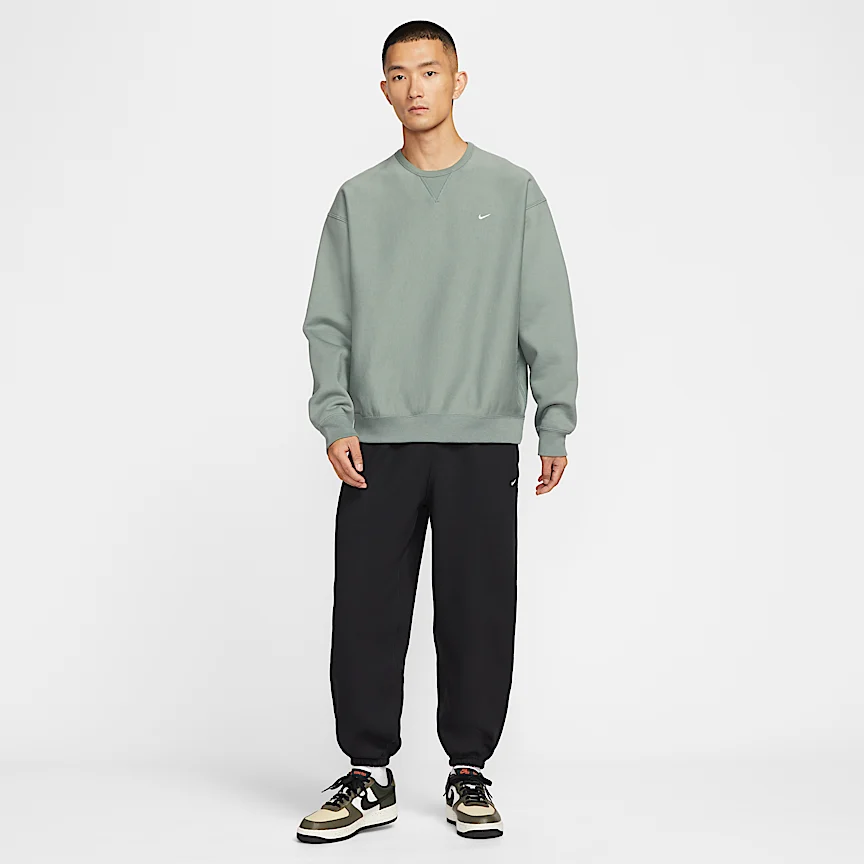 NIKE ソロ スウッシュ — メンズ カフド フリース パンツ - Image 6
