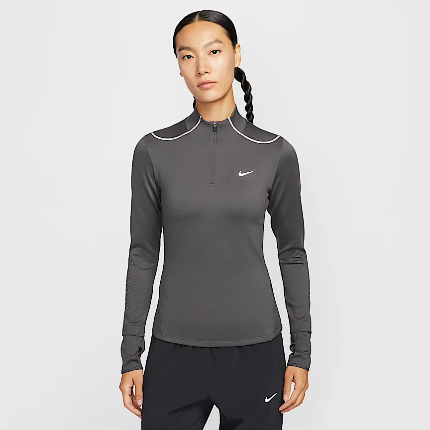 NIKE Swift — Women's Therma-FIT ADV 1/4Zip Running Top Rifurekutibu (再帰反射) DeTheInのAkusento付き