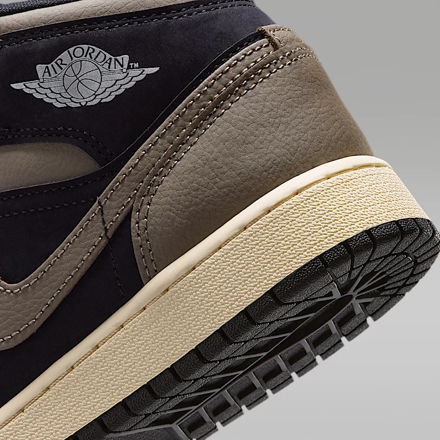 NIKE Air Jordan 1 MID SE — Junior Shoes - Image 8