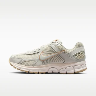 NIKE ズーム ボメロ 5 — ウィメンズシューズ リフレクティブ (再帰反射) アクセント付き