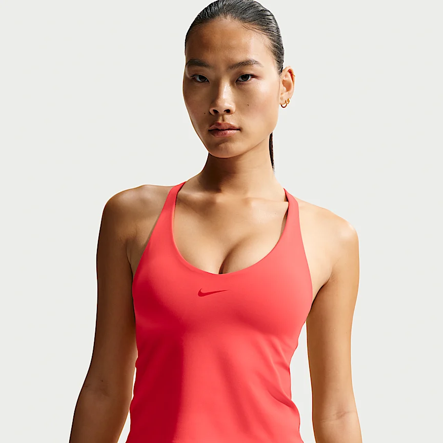 NIKE ユニバーサ — ウィメンズ ミディアムサポート パッディド スポーツブラ タンクトップ