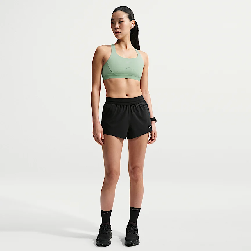 NIKE スウィフト ブリーズ — ウィメンズ Dri-FIT ミッドライズ 6cm ランニングショートパンツ (インナー付き)