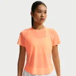 NIKE スウィフト ブリーズ — ウィメンズ Dri-FIT ショートスリーブ ランニングトップ