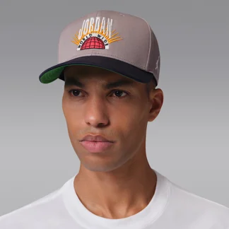 NIKE ジョーダン エッセンシャル プロ — ストラクチャード フラット ビル キャップ