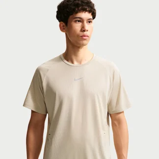 NIKE ストライド Aero-FIT — メンズ ショートスリーブ ランニングトップ