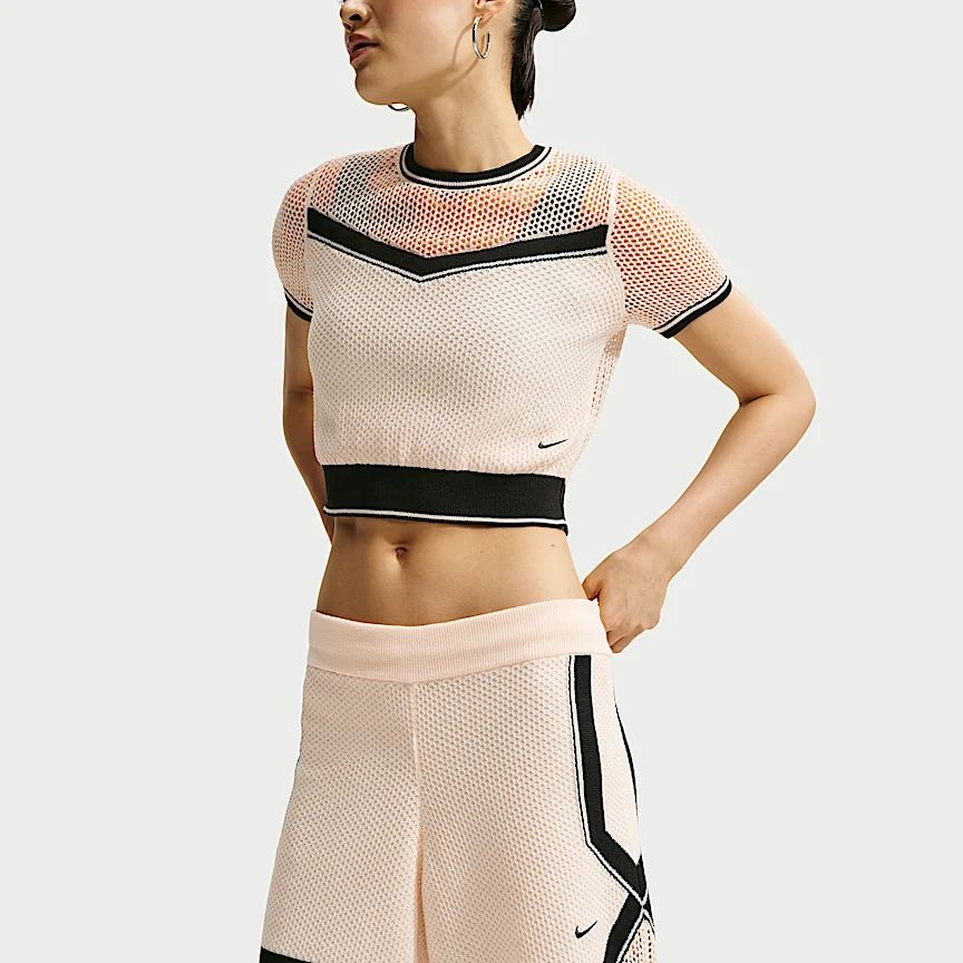 NIKE スポーツウェア チル ニット — ウィメンズ ミッドライズ ショートパンツ - Image 4
