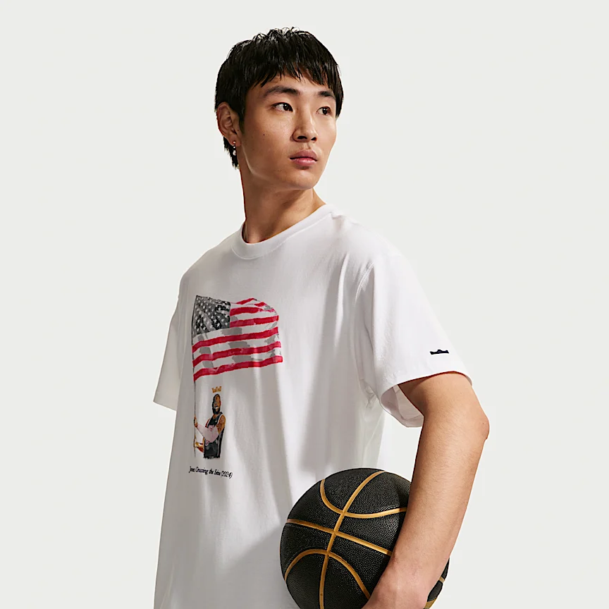 NIKE レブロン "Old Glory" — Nike メンズ バスケットボール Tシャツ - Image 3