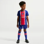NIKE パリ サンジェルマン (PSG) 2026 スタジアム ホーム — リトルキッズ ナイキ サッカー レプリカ スリーピース キット