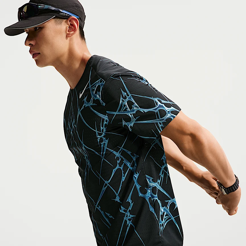 NIKE AeroSwift — メンズ Dri-FIT ADV プリント ショートスリーブ ランニングトップス - Image 3