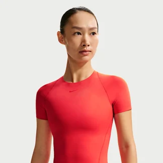 NIKE ユニバーサ — ウィメンズ Dri-FIT ショートスリーブ トップ