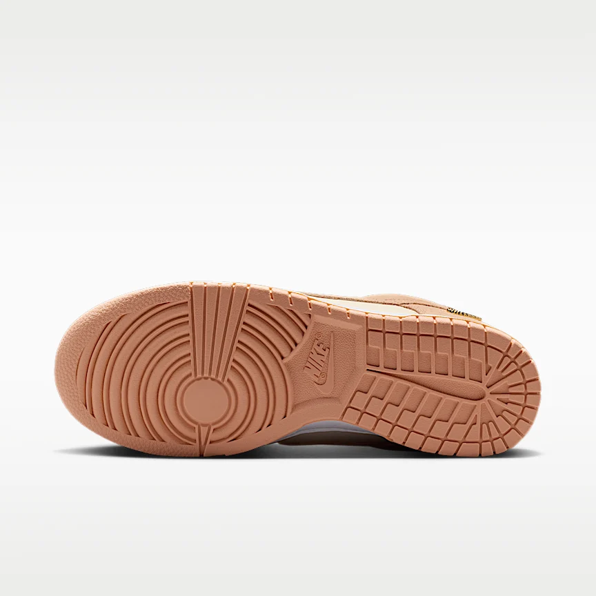 NIKE ダンク LOW スエード — ウィメンズシューズ - Image 2