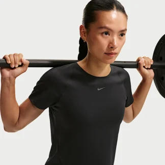NIKE ユニバーサ — ウィメンズ Dri-FIT ショートスリーブ トップ