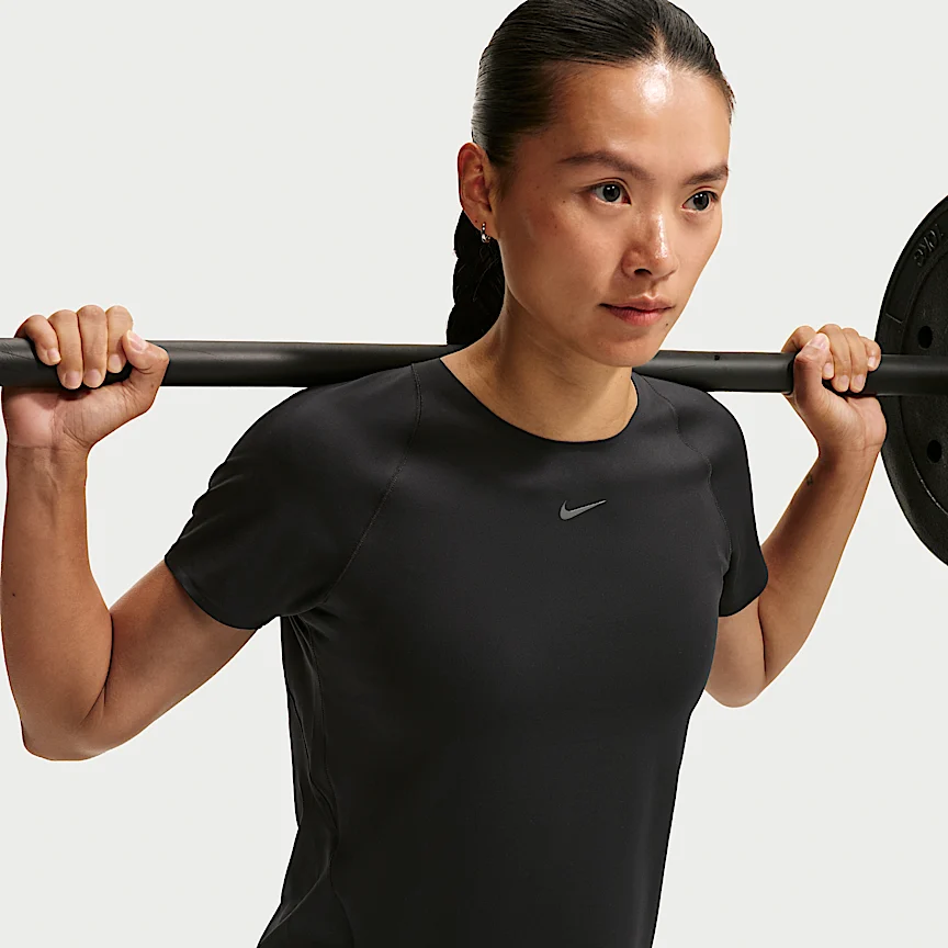 NIKE ユニバーサ — ウィメンズ Dri-FIT ショートスリーブ トップ