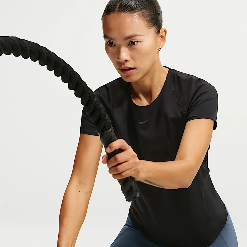 NIKE ユニバーサ — ウィメンズ Dri-FIT ショートスリーブ トップ - Image 3