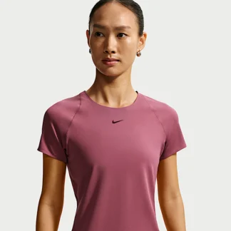 NIKE ユニバーサ — ウィメンズ Dri-FIT ショートスリーブ トップ