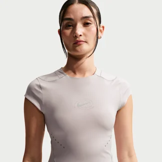 NIKE スウィフト — ウィメンズ Dri-FIT ADV ランニングトップ リフレクティブ (再帰反射) デザインのアクセント付き