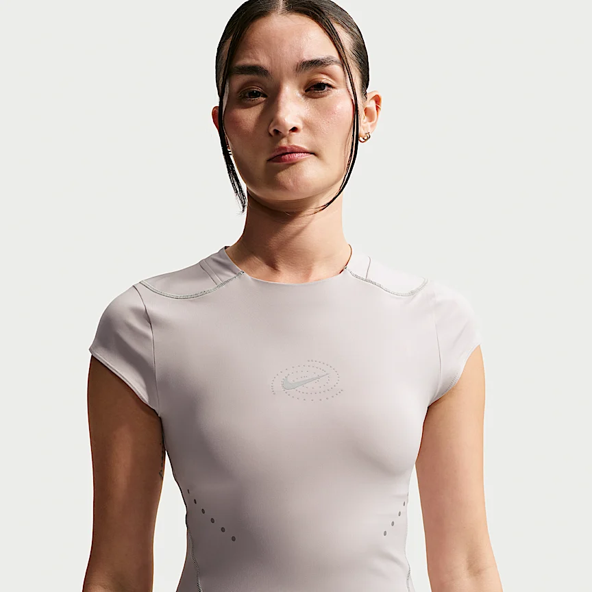 NIKE スウィフト — ウィメンズ Dri-FIT ADV ランニングトップ リフレクティブ (再帰反射) デザインのアクセント付き