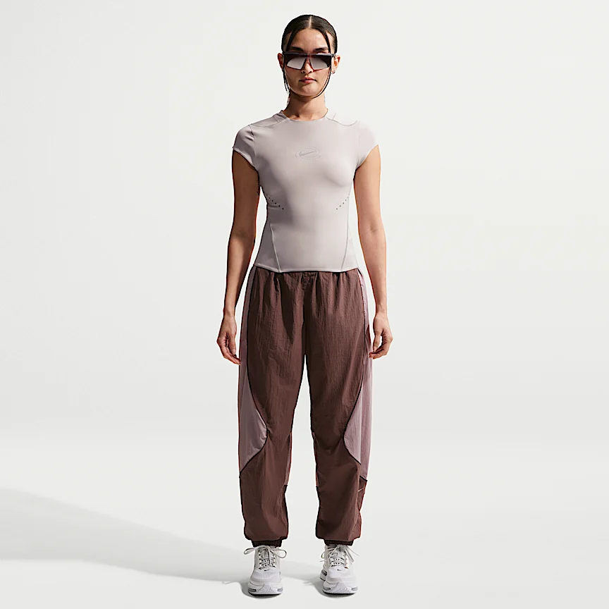 NIKE スウィフト — ウィメンズ Dri-FIT ADV ランニングトップ リフレクティブ (再帰反射) デザインのアクセント付き - Image 4