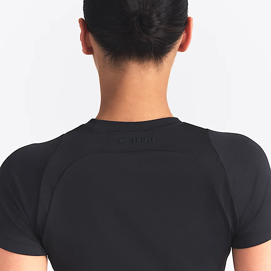 NIKE NikeSKIMS Airy — ウィメンズ ベビー Tシャツ - Image 2