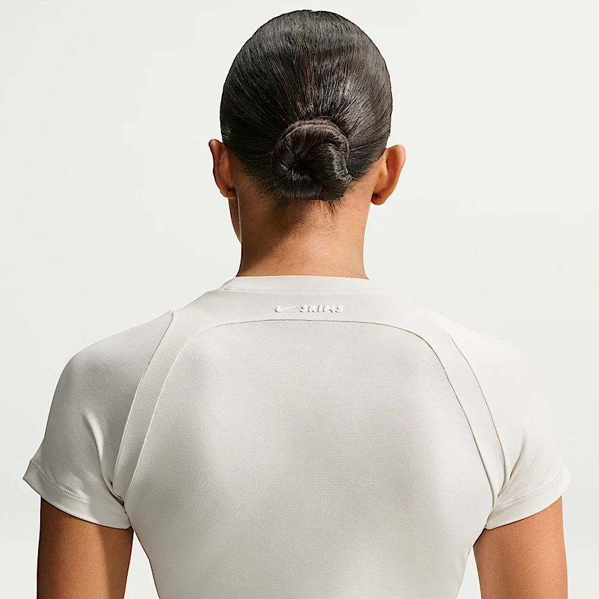 NIKE NikeSKIMS Airy — ウィメンズ ベビー Tシャツ - Image 2