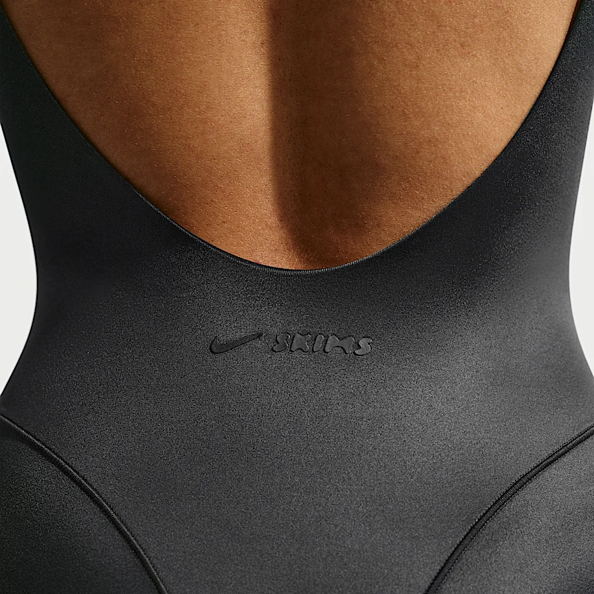NIKE NikeSKIMS サテン Shine — ウィメンズ キャミ ボディスーツ - Image 6