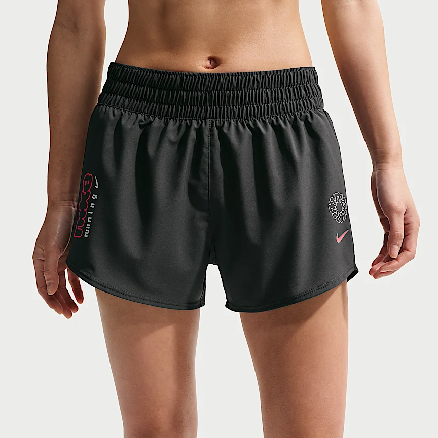 NIKE ワン — ウィメンズ Dri-FIT ミッドライズ 8cm ランニングショートパンツ(インナー付き) - Image 2