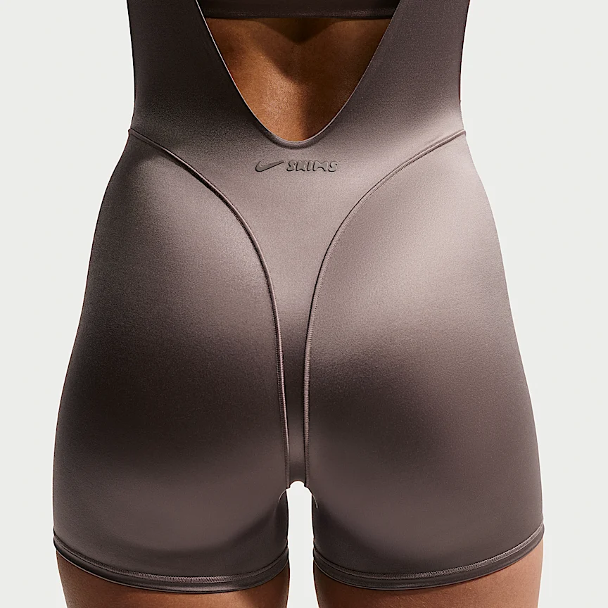 NIKE NikeSKIMS サテン Shine — ウィメンズ サスペンダー 8cm ショートパンツ - Image 3