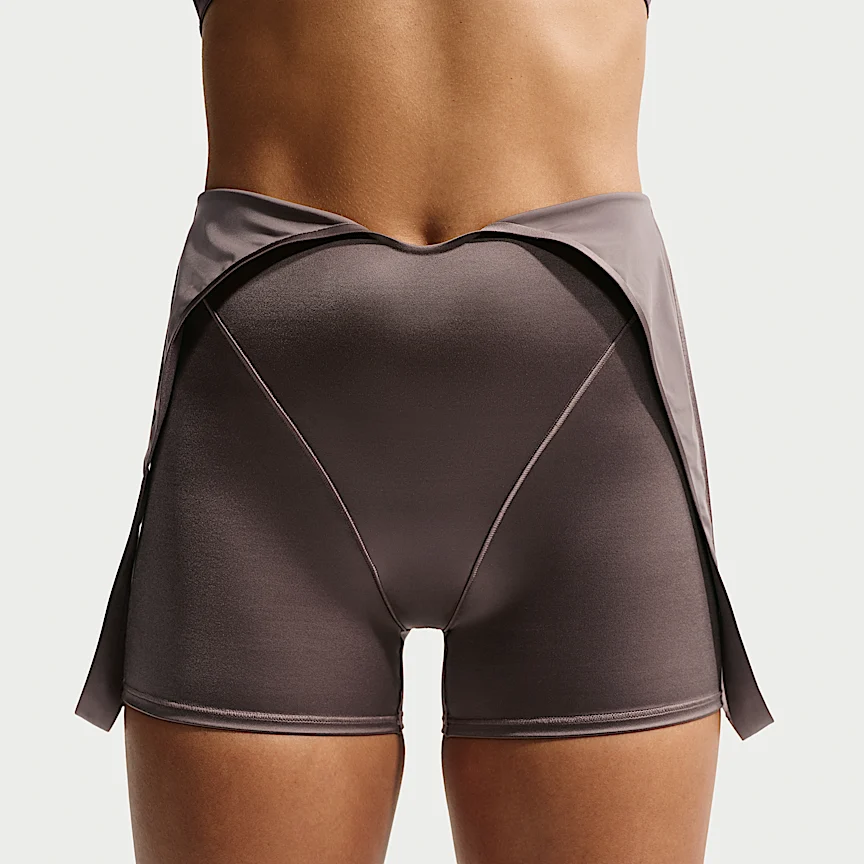 NIKE NikeSKIMS サテン Shine — ウィメンズ サスペンダー 8cm ショートパンツ - Image 7