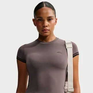 NIKE NikeSKIMS Stretch Knit — ウィメンズ クロップド クルーネック トップス