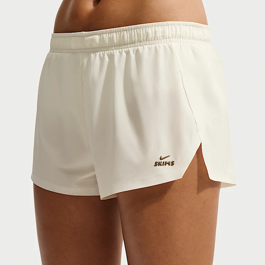 NIKE NikeSKIMS Stretch Nylon — ウィメンズ ランナーショートパンツ - Image 2