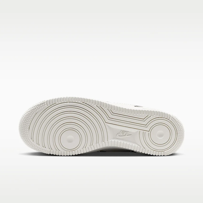 NIKE エア フォース 1 ‘07 LV8 — ウィメンズシューズ - Image 2
