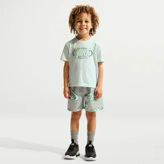 NIKE スポーツウェア クラブ — ベビー ツーピース フローティー Tシャツ アンド ショートパンツ セットアップ