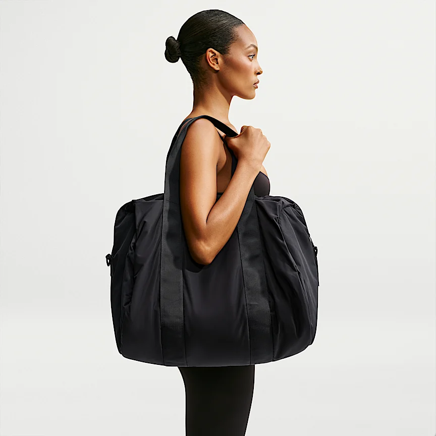 NIKE NikeSKIMS — ウィメンズ パファー ジムバッグ